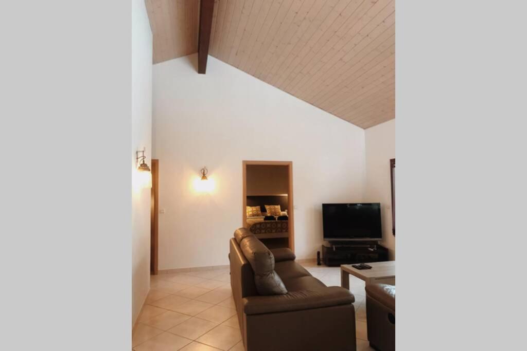 Maison Entiere Au Pied Du Plateau Du Retord 2 Chambres Sdb - Vouvray Ochiaz Exterior foto